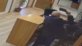 BELEDİYE PERSONELİNE SATIRLA SALDIRI ANI KAMERADA