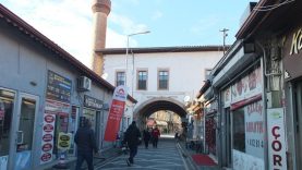 Burhaniye’de altından yol geçen Hanay cami ilgi odağı oldu