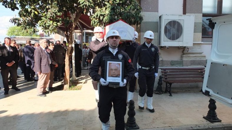 Burhaniye’de emekli müdür törenle toprağa verildi