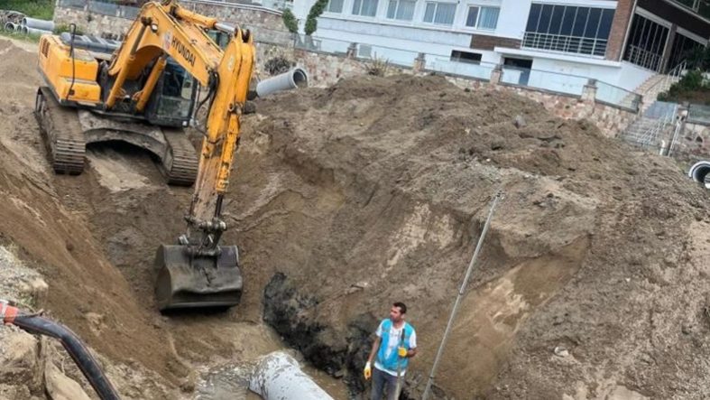 Burhaniye’de sezon öncesi Ören Plajında alt yapı çalışmalarına başlandı