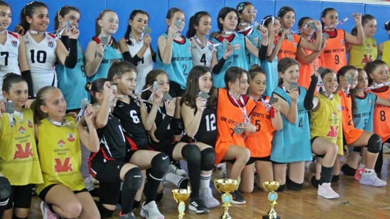 Burhaniyeli minik sporcular voleybolda birinci oldu