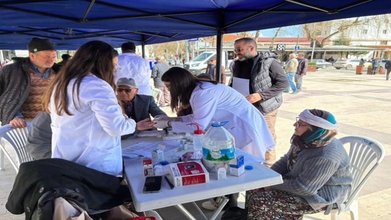 Deprem sonrası doktorlardan Sındırgı'ya özel ilgi
