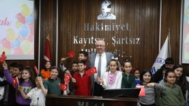 Edremit’te 23 Nisan Coşkusu Çocuk Meclisi Toplandı, Başkanlık Koltuğu Miniklere Devredildi (2)