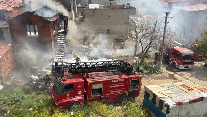 Edremit'te korkutan çöp ev yangını