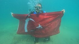Ahmet Akın, gençlerle birlikte 19 Mayıs Ruhunu Deniz Altına Taşıdı (2)