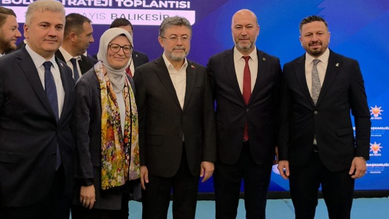 Ayvalık’ta Dikkat Çeken Zirve! AK Parti’den Güçlü Birlik Mesajı (1)