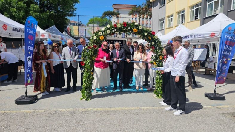 Balıkesir’de Bilim ve Mesleki Eğitim Buluştu Öğrencilerin Projeleri Büyük İlgi Gördü (1)