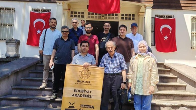Balıkesir’de Öğretmenler Tarihî Sokaklarda Şehrin Hafızasını Keşfetti (2)