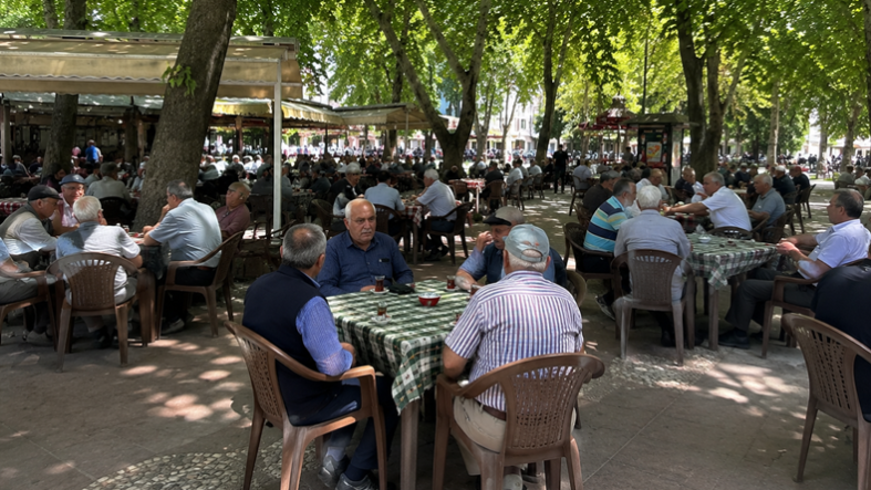 Balıkesir’de Vatandaş Çay Bahçelerine Dönüyor Kafelerde Sessizlik Hakim