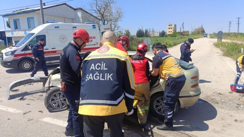 Balıkesir'de otomobiller çarpıştı 3'ü ağır 6 yaralı