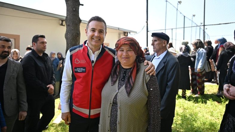 Başkan Akın İvrindi Yağlılar Mahallesi’ndeki köy hayrına katıldı