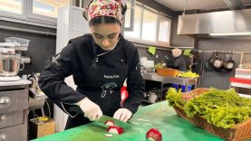 Burhaniye’de fakülte bahçesinde yetişen sebzeler hasat edildi