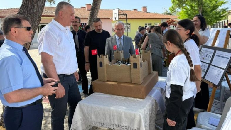 Burhaniye’de iki okulun ortak Bilim Fuarı açıldı