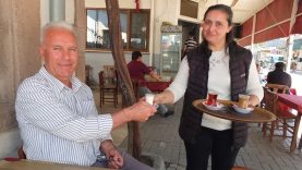 Burhaniye’de kahvehanelerde çay yerine süt içiliyor