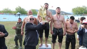 Edremit'in Başpehlivanı Erkan Taş Oldu
