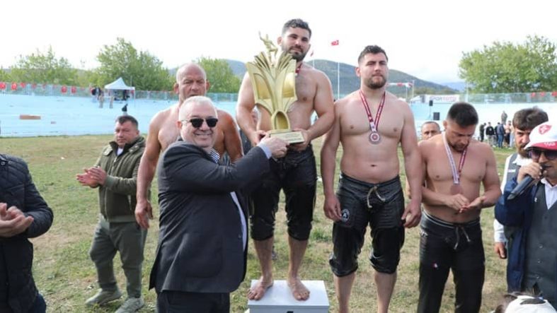 Edremit'in Başpehlivanı Erkan Taş Oldu