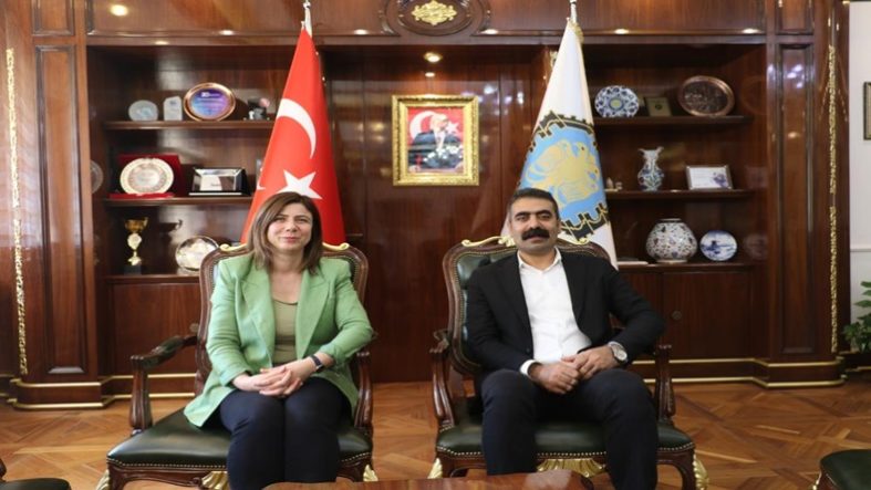 İki Cephe Aynı Panelde Özgür Özel ve Feti Yıldız Davetli