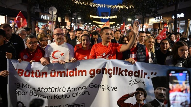Kuvayımilliye şehri Balıkesir'in sokakları dolup taştı (3)
