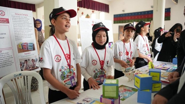 Sındırgı'da kırsal mahallede bilim fuarı heyecanı