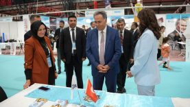 Rektör Akpolat, İpek Yolu Kariyer Fuarı’ndaki stantları ziyaret etti