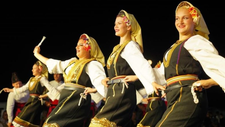 6 ülkeden 18 halk dansları ekibi, 750 dansçı Ayvalık'ta kültür köprüsü kurdu