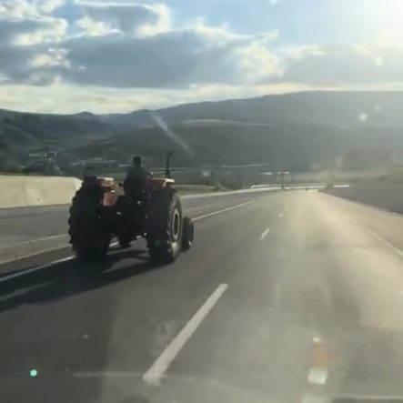80 kilometre hızla giden aracı sollayan traktör sürücüsü kamerada