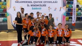 Ayvalık’ta küçük mahallenin büyük şampiyonları gururlandırdı