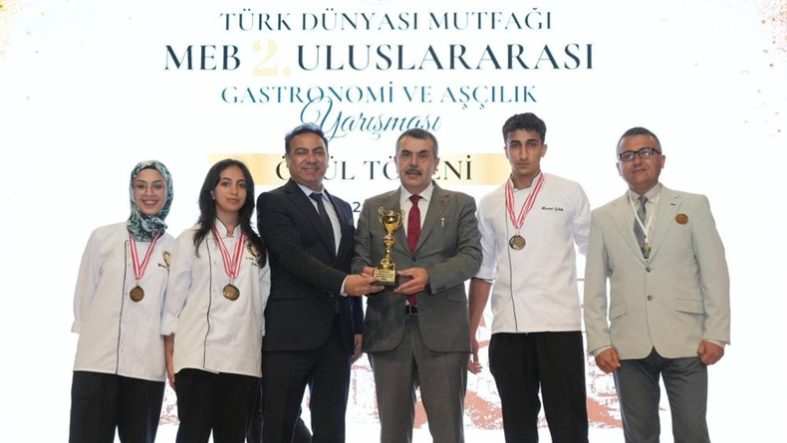 Bakan Yusuf Tekin’den ödül, Ayvalık’ta davul zurnalı karşılama (1)