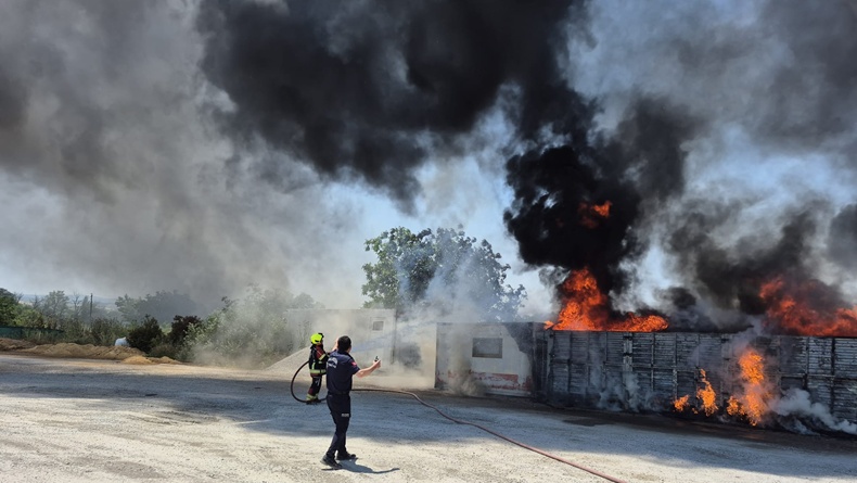 Balıkesir-İzmir Karayolunda Depo Yangını: Ekipler Seferber Oldu