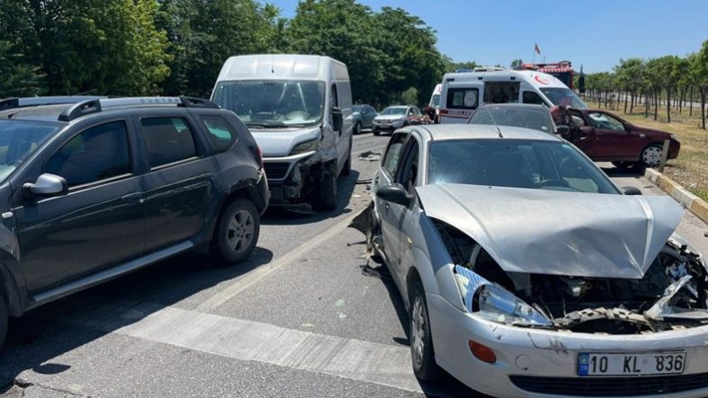 Balıkesir'de 6 araç zincirleme kaza yaptı; 2 yaralı