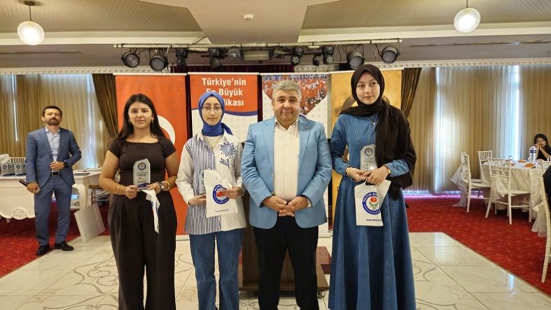 Balıkesir'de Bir Bilenle Bilge Nesil Projesinde Ödüller Sahiplerini Buldu (1)