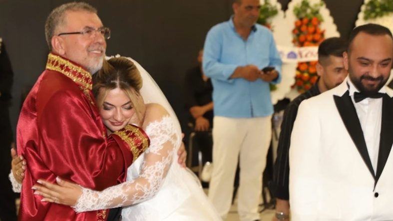Balıkesir’de Duygu Dolu Anlar Başkan Cankul Kızının Nikâhını Kıydı (1)