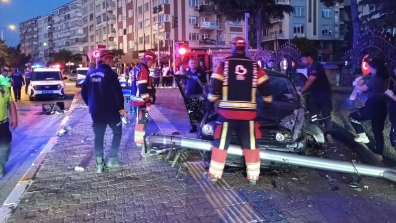 Balıkesir’de Feci Kaza Sürücü Hayatını Kaybetti, Bir Kişi Yaralandı