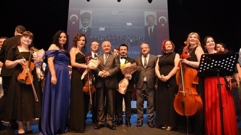 Balıkesir’de Öğretmenlerden Unutulmaz Sanat Gecesi
