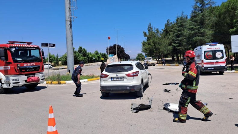 Balıkesir’de kampüs girişinde çarpışan araçlardaki 2 öğrenci yaralandı