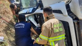 Balıkesir'de kamyon kazasında sürücü itfaiye ekiplerince kurtarıldı