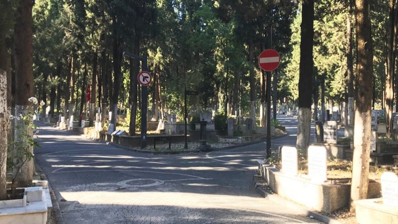 Başçeşme Mezarlığı’nda Dikkat Çeken Görüntü