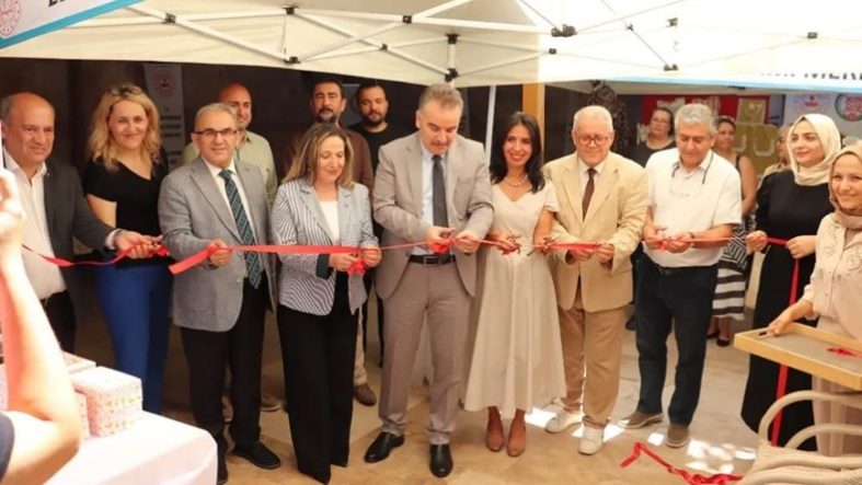 Edremit'te kursiyerlerin el emeği göz nuru ürünleri sergilendi