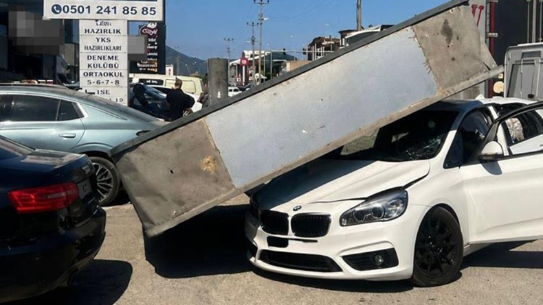 Edremit’te market tabelası devrildi, facianın eşiğinden dönüldü