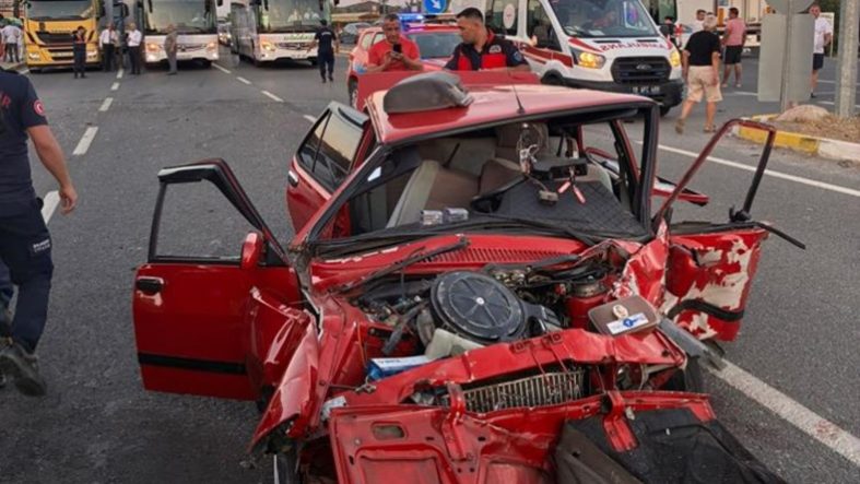 Edremit'te otomobiller çarpıştı 2 ölü, 3 ağır yaralı