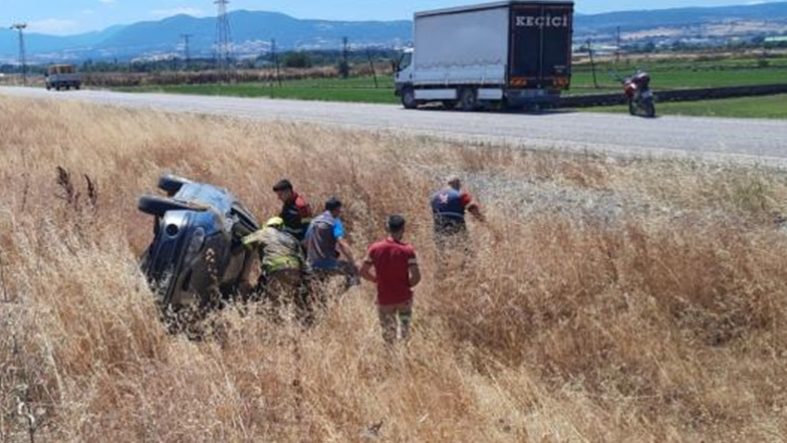 Gönen'de kontrolden çıkan otomobil refüje devrildi