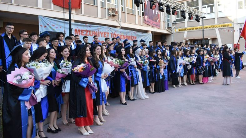 Muharrem Hasbi Anadolu Lisesi’nde Mezuniyet Coşkusu 157 Öğrenci Kep Attı (1)