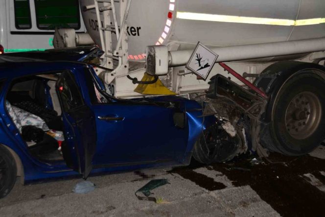 Adana’da otomobil tıra çarptı: 1 ölü, 2 yaralı