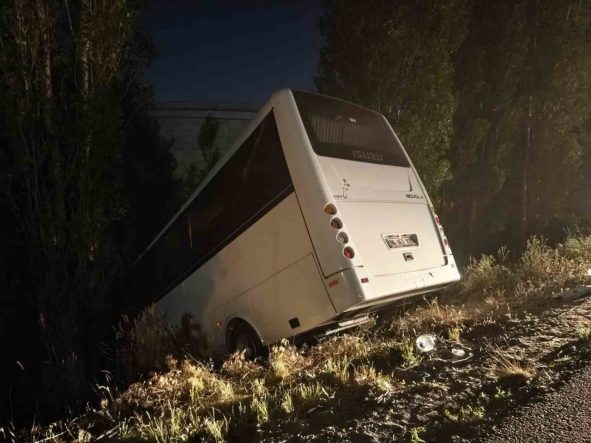 Ankara’da servis aracı yol kenarına devrildi: 8 yaralı