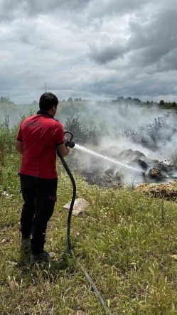 Boş arazideki atık samanlar alev aldı