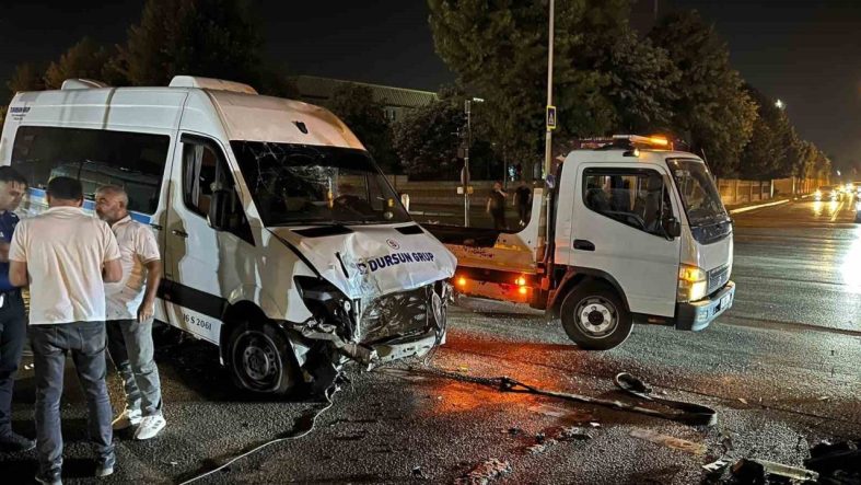 Bursa’da servis minibüsü refüje çıktı: 1 yaralı