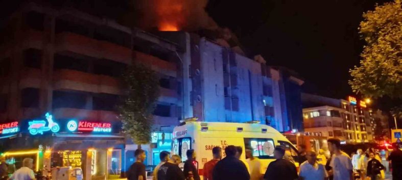 Çaycuma’da 4 katlı binanın çatısında yangın