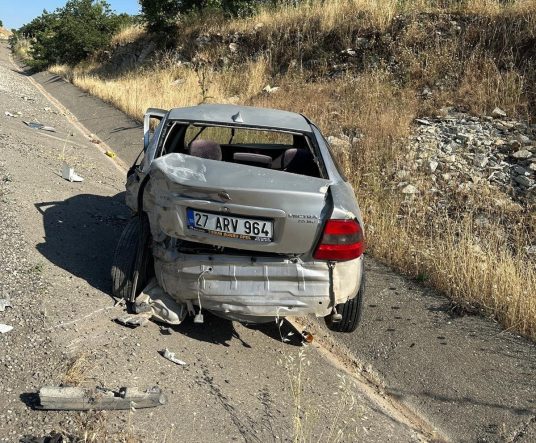 Çekici ile otomobil çarpıştı: 2 yaralı