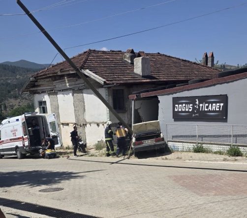 Deponun duvarına çarpan otomobildeki yaşlı karı koca hayatını kaybetti