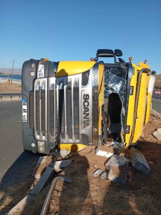 Elazığ’da hayvan yüklü tır devrildi: 2 yaralı